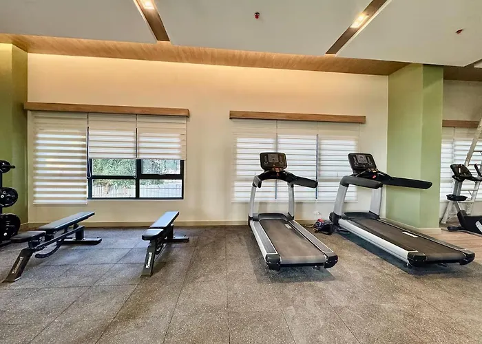2br Qc Furnished W 300mbps Net Free Pool Use Aparthotel 3*