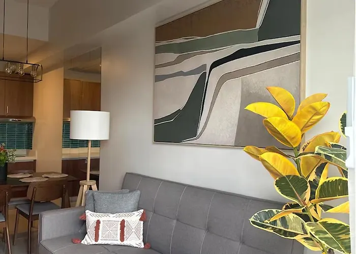 2br Qc Furnished W 300mbps Net Free Pool Use 3*