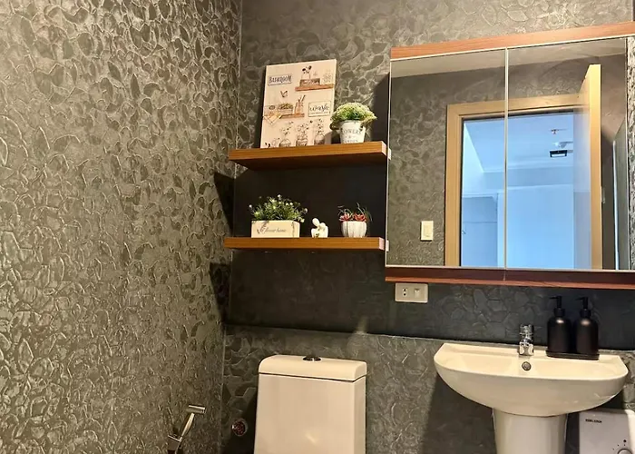 2br Qc Furnished W 300mbps Net Free Pool Use Aparthotel 3*