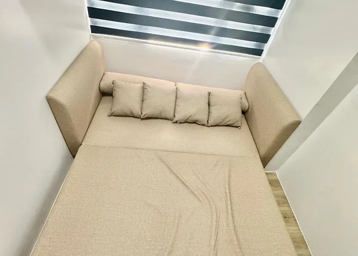 2br Qc Furnished W 300mbps Net Free Pool Use 3*