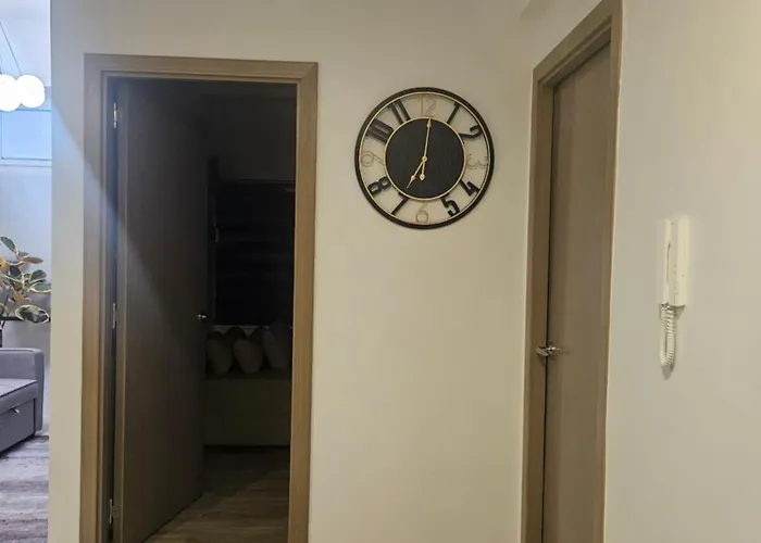 2br Qc Furnished W 300mbps Net Free Pool Use Aparthotel