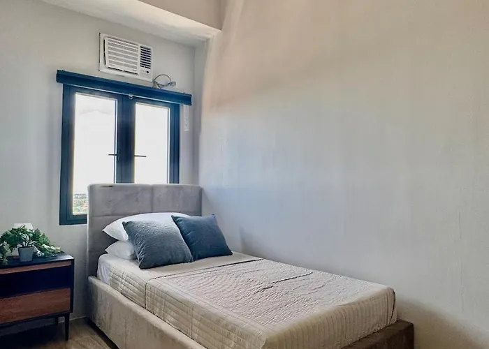 2br Qc Furnished W 300mbps Net Free Pool Use Aparthotel