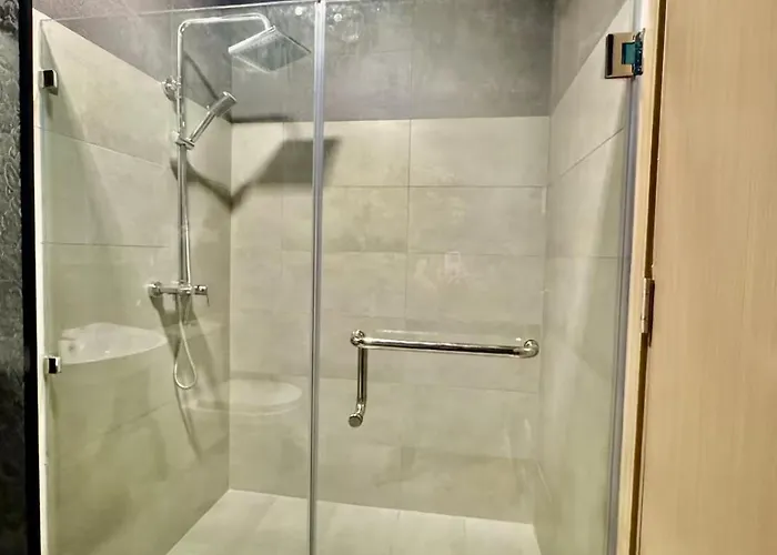2br Qc Furnished W 300mbps Net Free Pool Use Aparthotel 3*